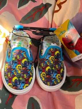 Sesame Street Multicolor Kids Slip-On Sneakers with Blue Trim sz 4